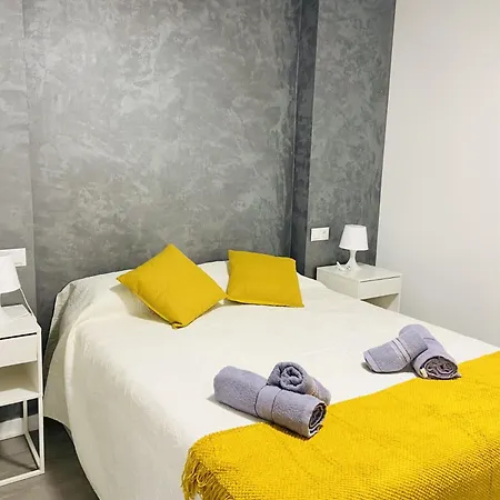 En Junto A Estacion De Metro By Mo 马拉加